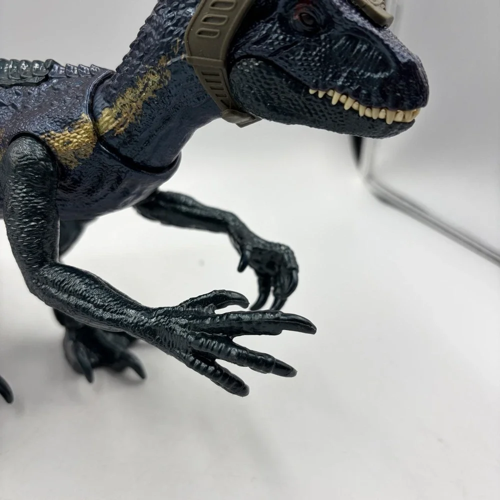 Jurassic World Track N Attack Indoraptor Dinosaur Figure with Tracking Gear